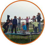 kinderen spelen respectvol met elkaar op een trampoline
